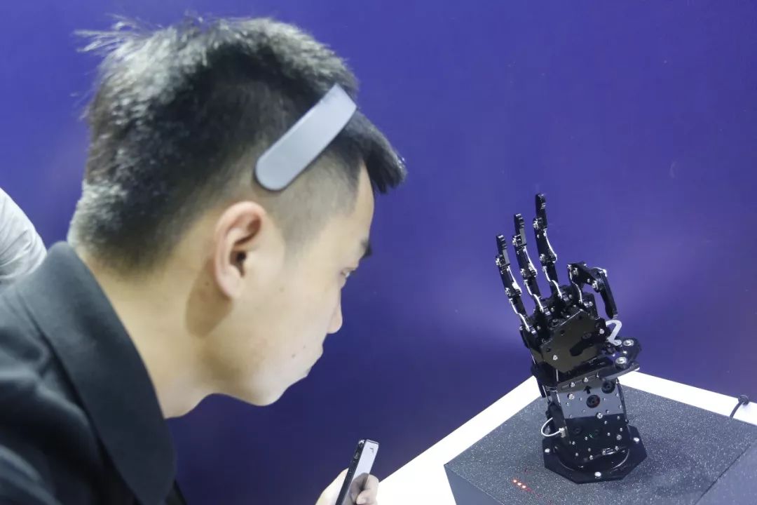 杭州人对未来的好奇心彻底爆发！10多万人在钱塘江边“看到未来”