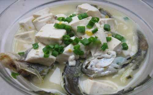 为逗女友开心，小伙做了一道名菜，泥鳅钻豆腐，结果小伙懵了