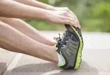 腿抽筋就是缺钙不要盲目补钙,中老年腿脚抽筋怎么补钙