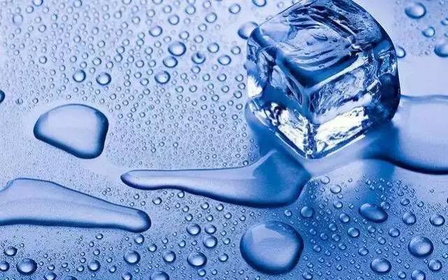 每天敷面膜女人,美女每天敷面膜