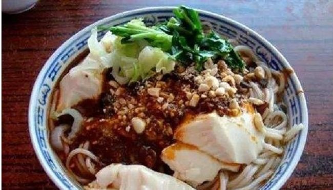 云南妹子的嘴巴红红的,究竟发生了什么!