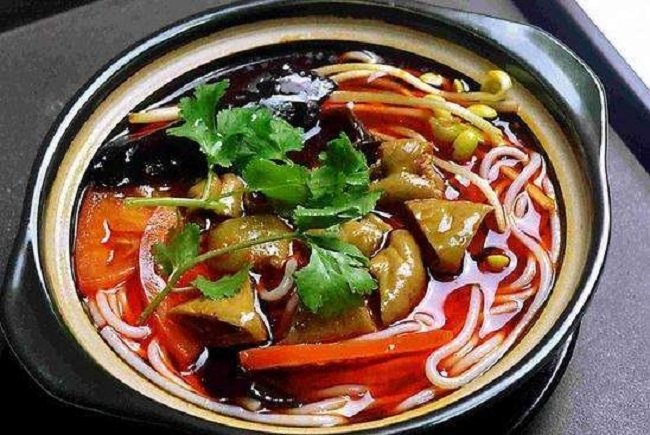 云南妹子的嘴巴红红的,究竟发生了什么!