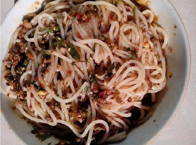 云南妹子的嘴巴红红的,究竟发生了什么!