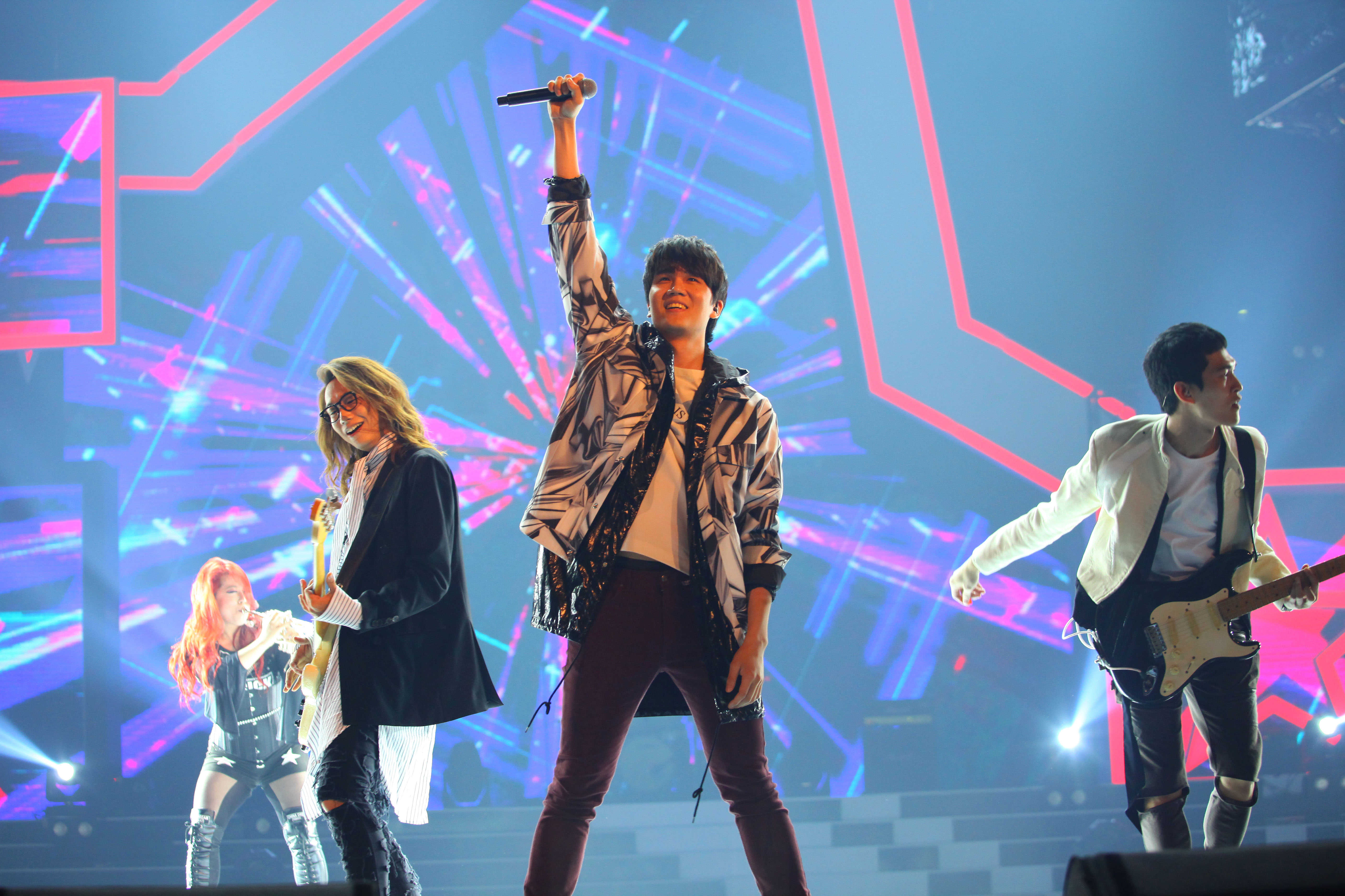 *月天五**“穿越任意门”力挺hito现场激动与“偶像”电竞选手合照