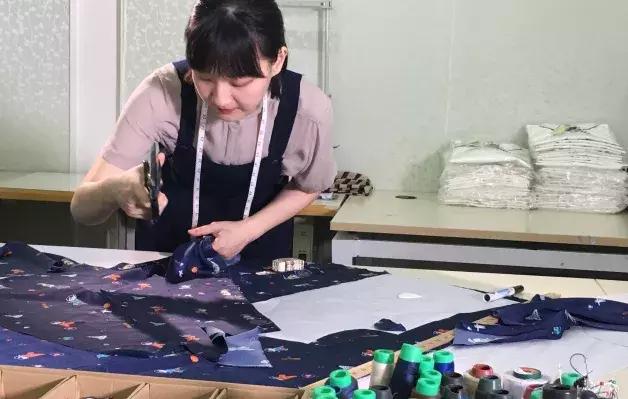 承包霉霉衣橱，这个中国小姐姐在伦敦摆着摊征服了Topshop