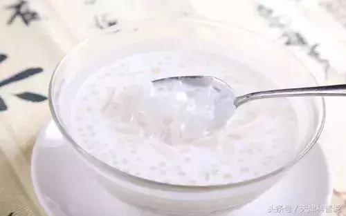 烧仙草放的是龟苓膏还是仙草,烧仙草就是龟苓膏么