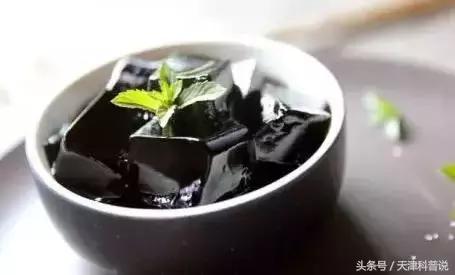 烧仙草放的是龟苓膏还是仙草,烧仙草就是龟苓膏么