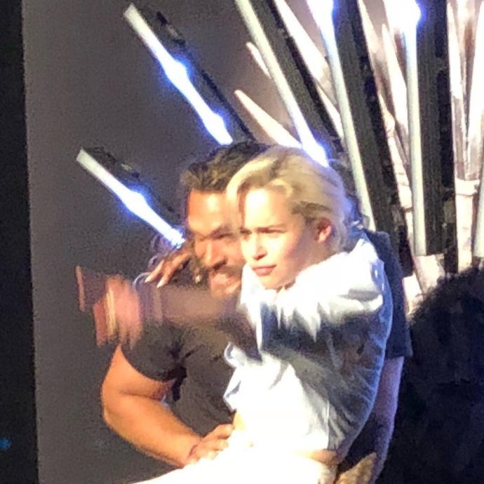 权力的游戏第八季杀青,龙母“躺尸”男演员怀中大秀翘臀