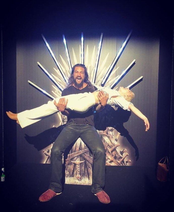 权力的游戏第八季杀青,龙母“躺尸”男演员怀中大秀翘臀