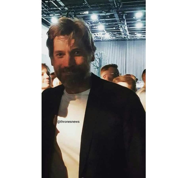 权力的游戏第八季杀青,龙母“躺尸”男演员怀中大秀翘臀