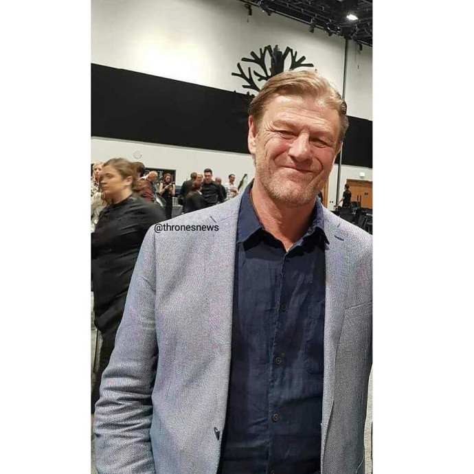 权力的游戏第八季杀青,龙母“躺尸”男演员怀中大秀翘臀