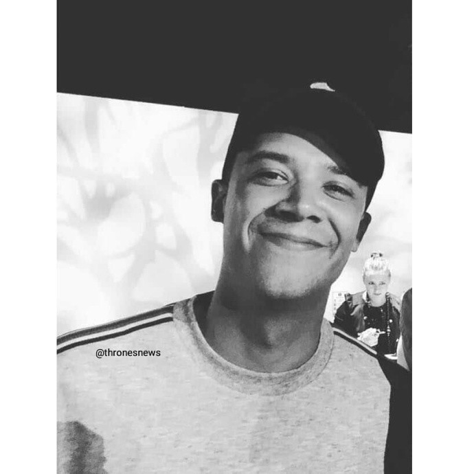 权力的游戏第八季杀青,龙母“躺尸”男演员怀中大秀翘臀