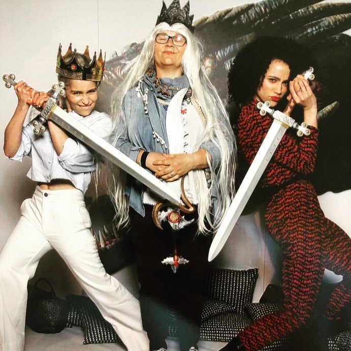 权力的游戏第八季杀青,龙母“躺尸”男演员怀中大秀翘臀