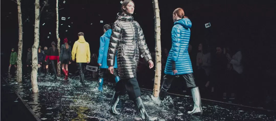 下雨天穿雨鞋防水又好看时尚,穿上雨鞋