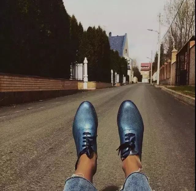 下雨天穿雨鞋防水又好看时尚,穿上雨鞋