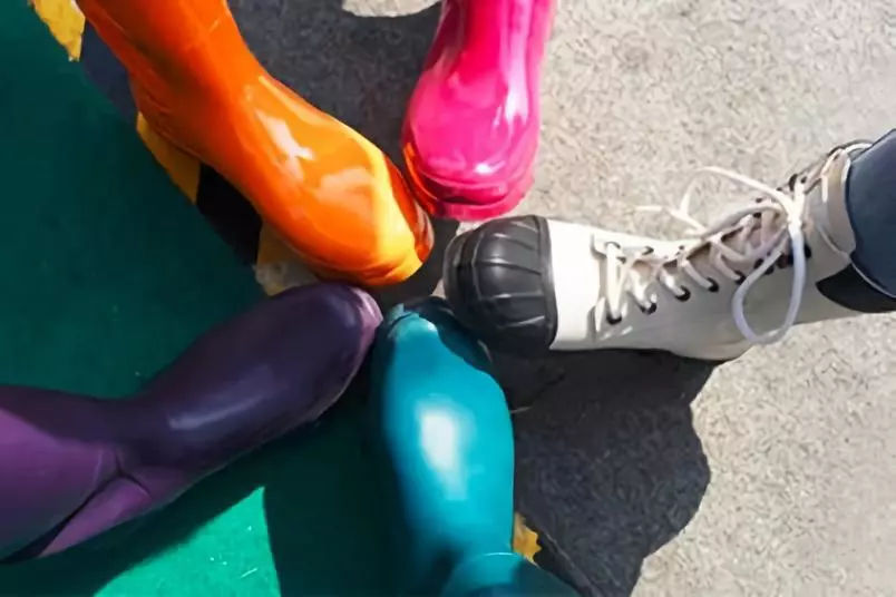 下雨天穿雨鞋防水又好看时尚,穿上雨鞋