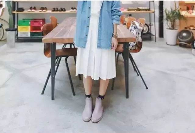 下雨天穿雨鞋防水又好看时尚,穿上雨鞋