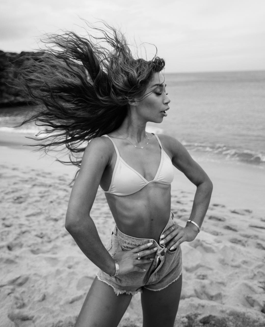 泳衣搭配紧身牛仔裤,休闲连体泳衣搭配紧身牛仔裤