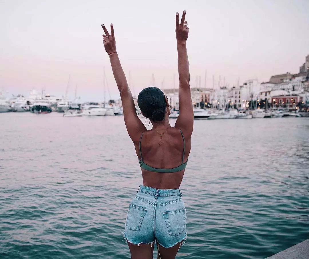 泳衣搭配紧身牛仔裤,休闲连体泳衣搭配紧身牛仔裤