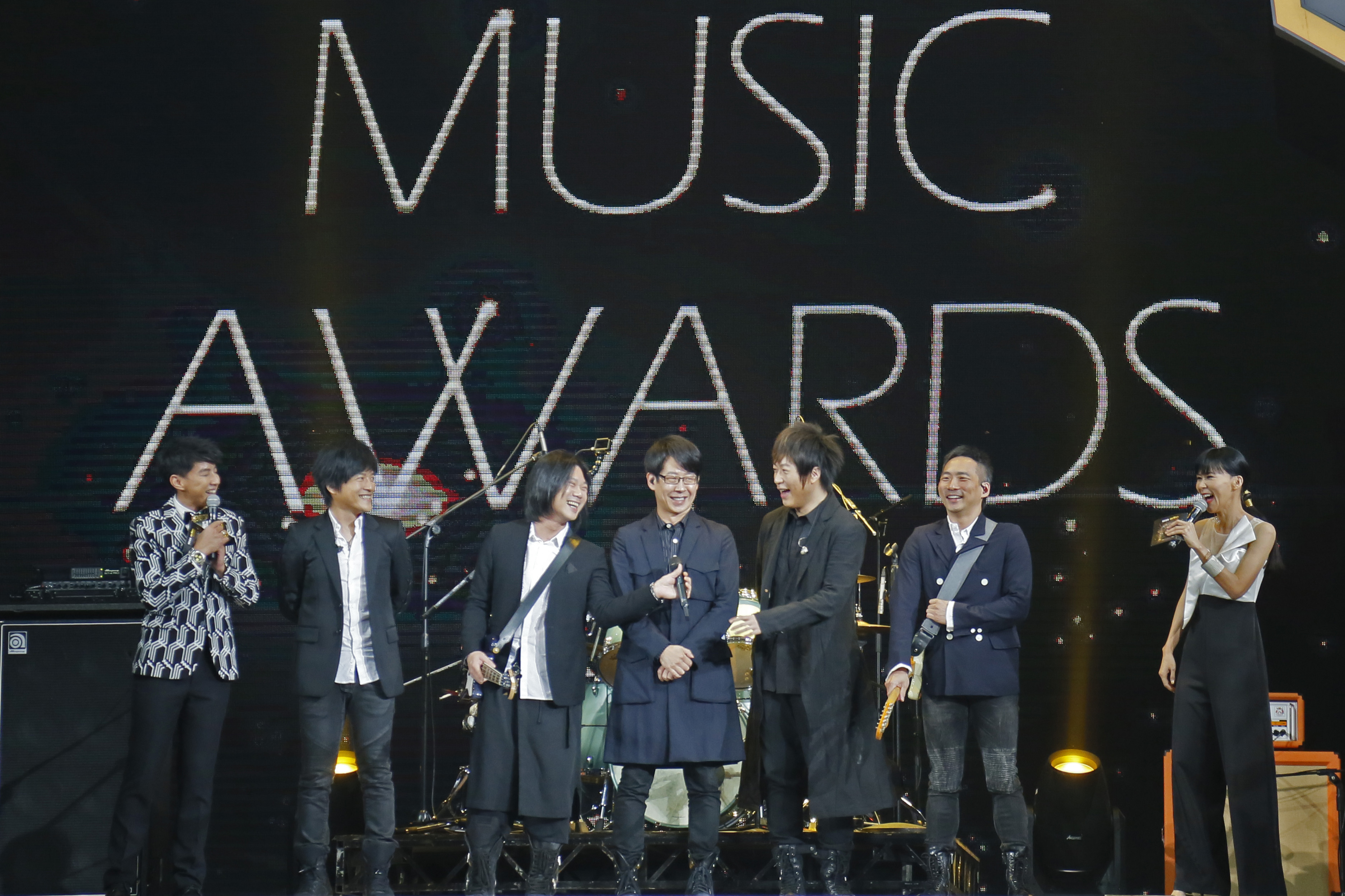 *月天五**“穿越任意门”力挺hito现场激动与“偶像”电竞选手合照