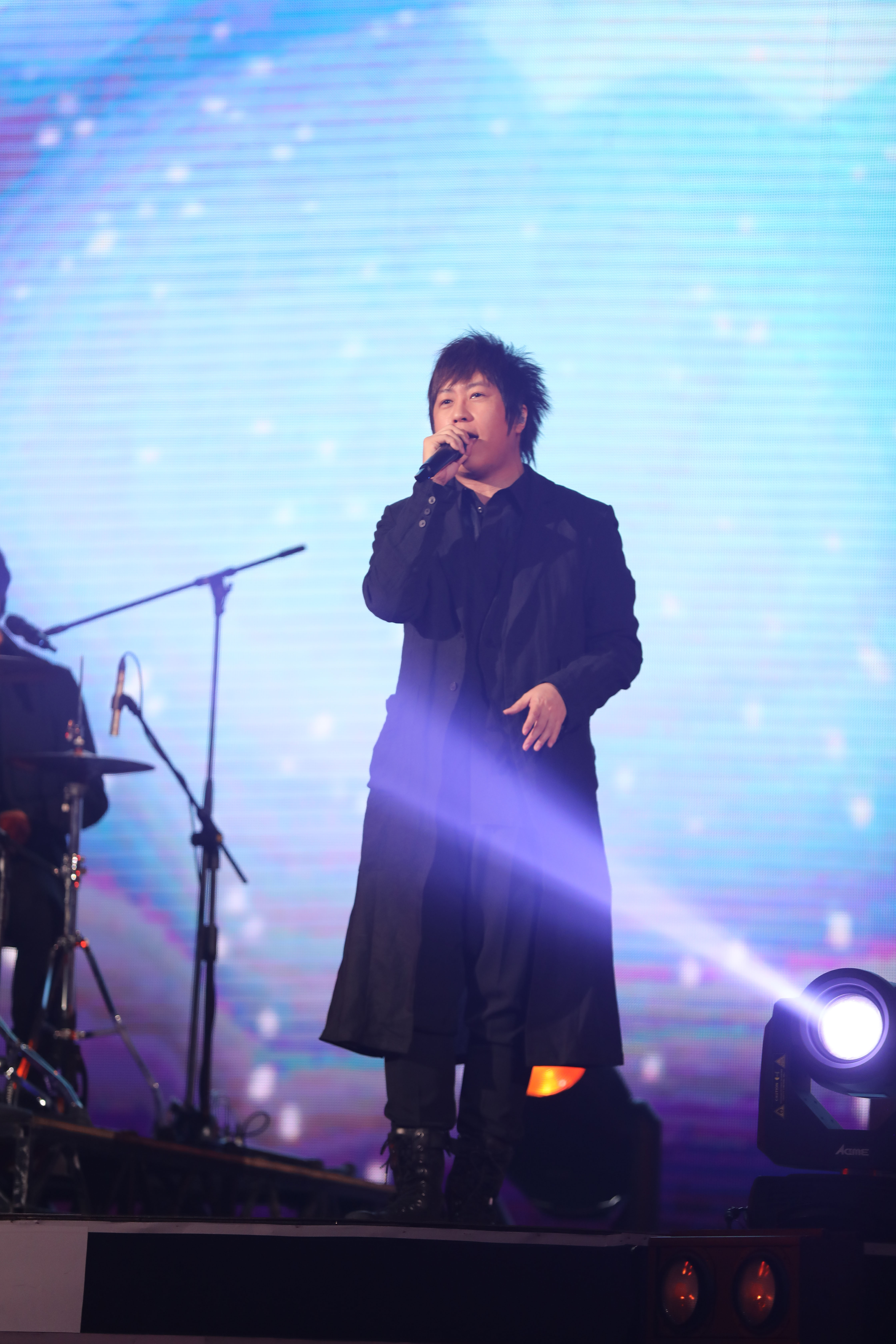 *月天五**“穿越任意门”力挺hito现场激动与“偶像”电竞选手合照