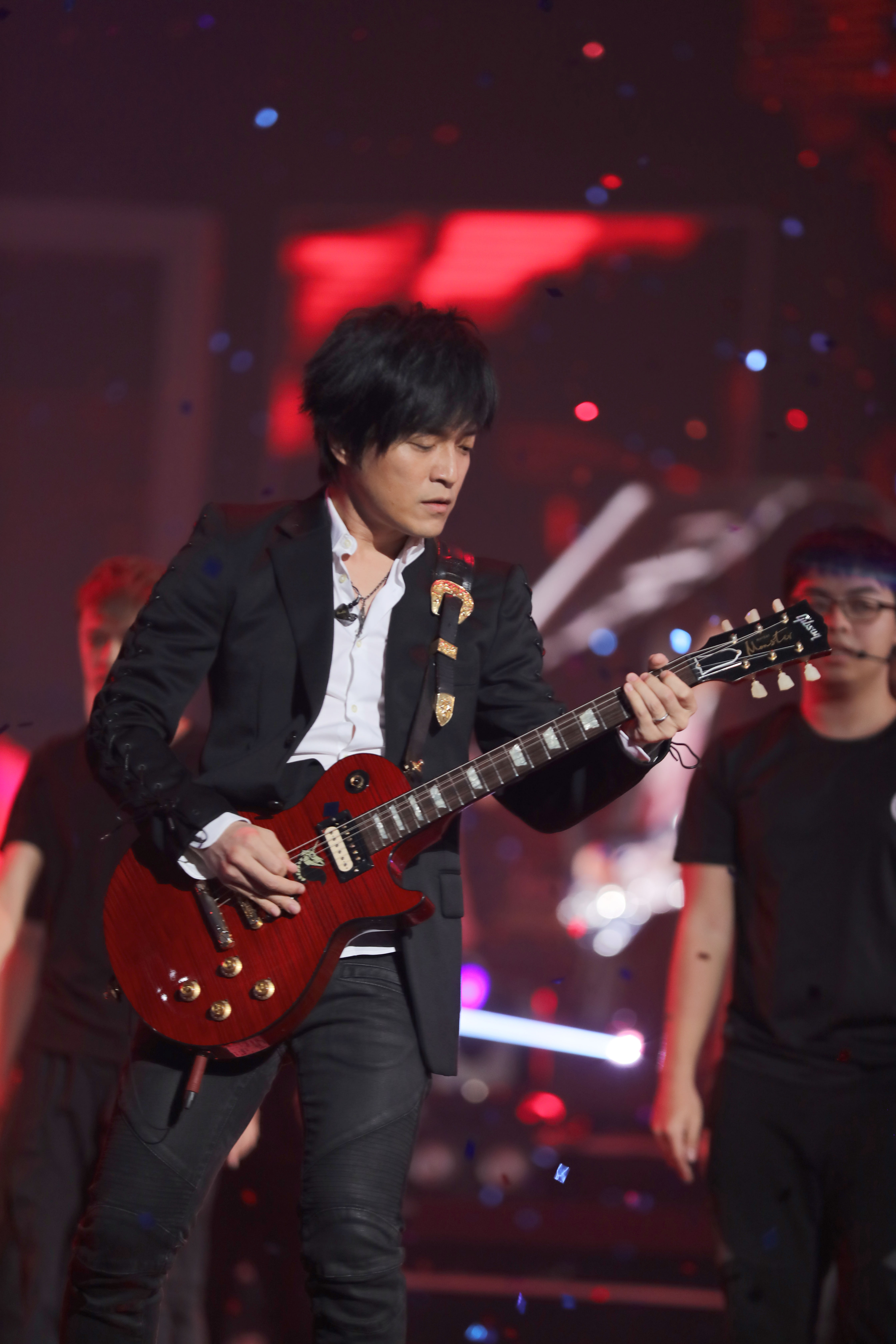 *月天五**“穿越任意门”力挺hito现场激动与“偶像”电竞选手合照