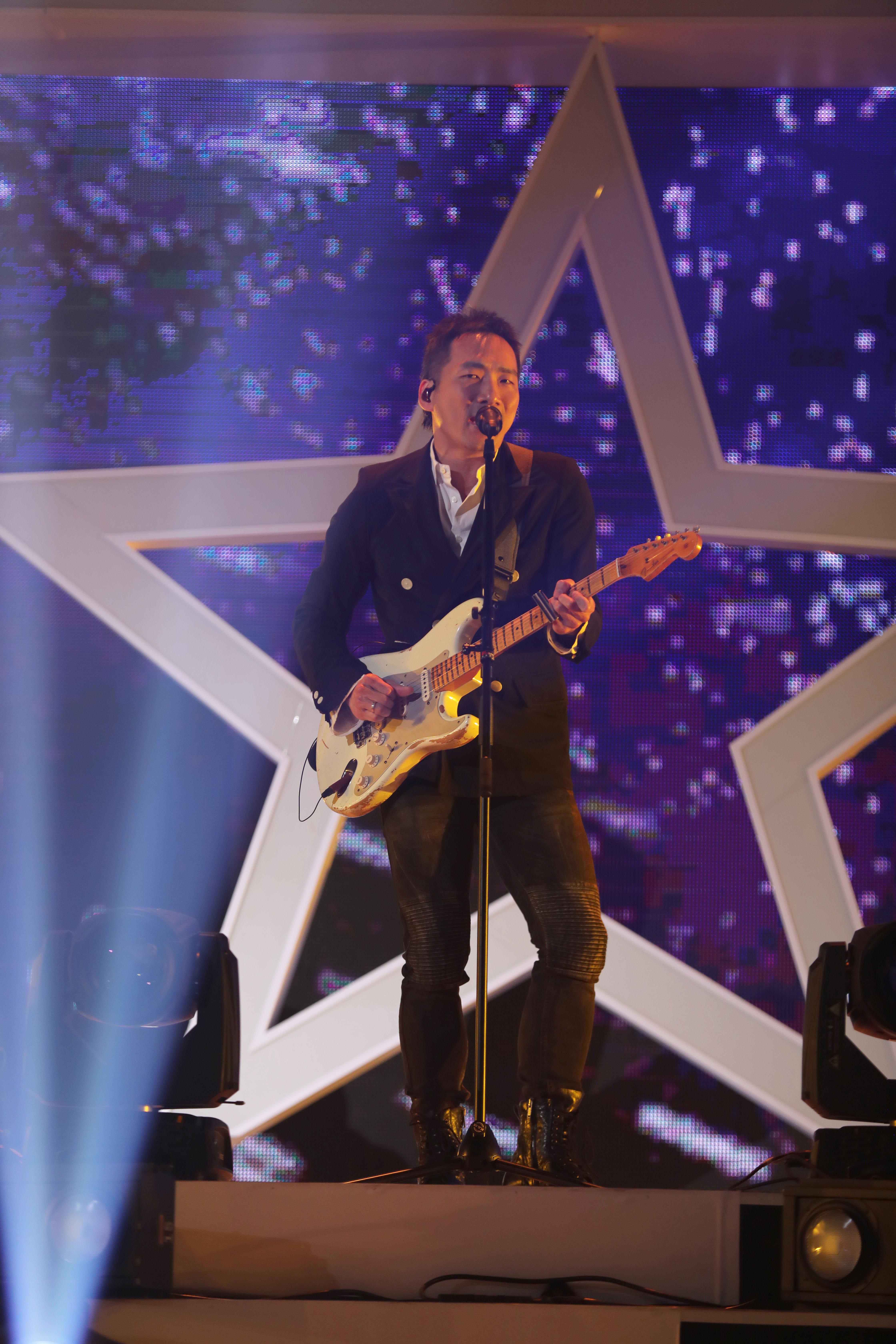 *月天五**“穿越任意门”力挺hito现场激动与“偶像”电竞选手合照