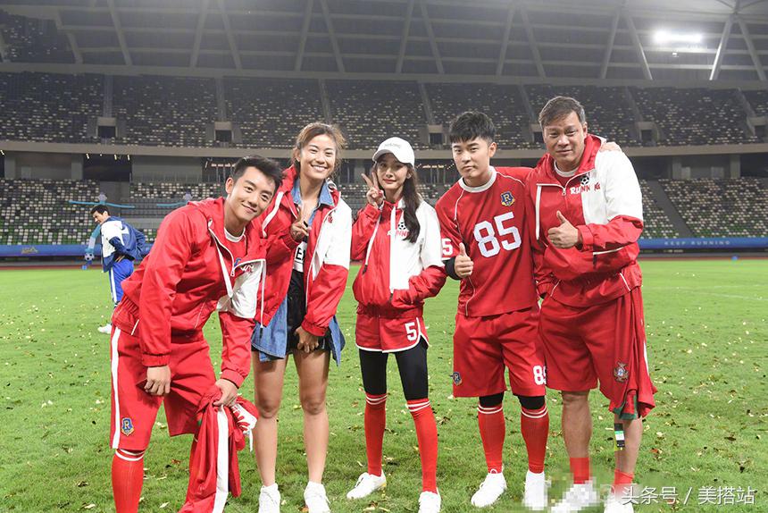 杨幂关晓彤金鹰,关晓彤变足球宝贝秀