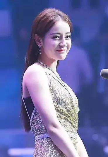 肩宽背厚的女生为什么这么显胖,女生上身壮肩宽背厚怎么搭配衣服