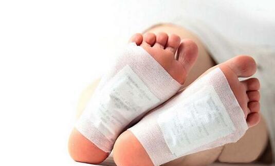 艾草足贴变黑出油的原理,蕲艾足贴为什么会变黑