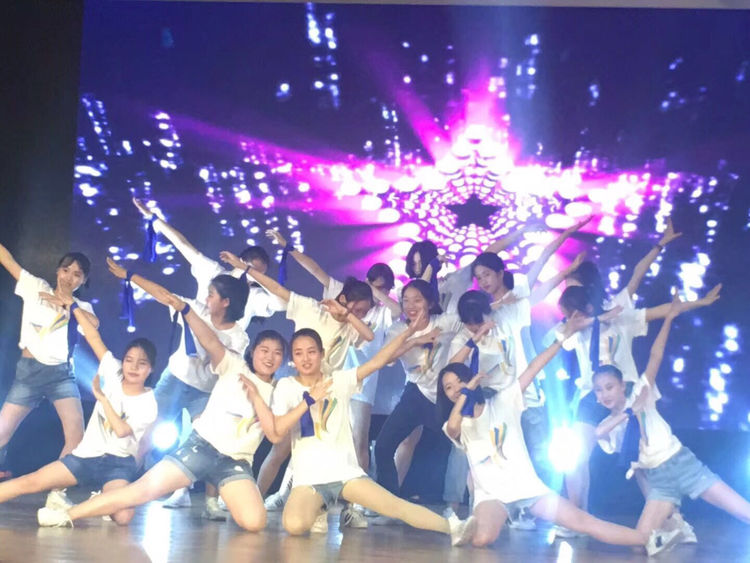 雏鹰的天空梦想的舞台（原创：崔茗子）