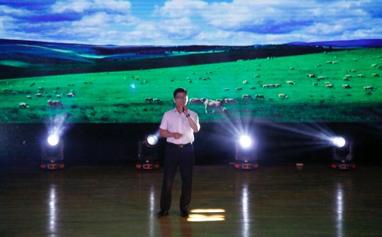 雏鹰的天空梦想的舞台（原创：崔茗子）