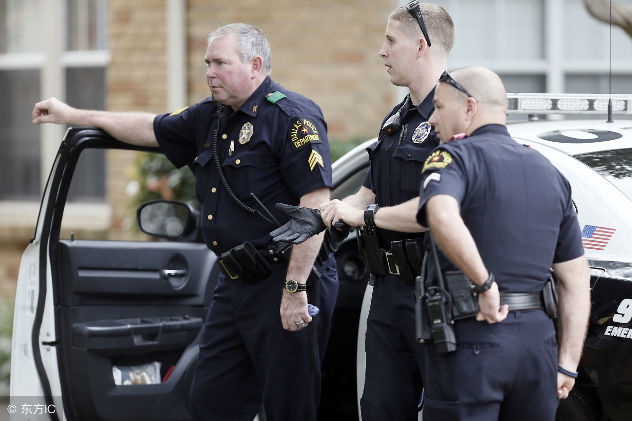 美国警察惹不起的人,美国警察拦住惹不起的人