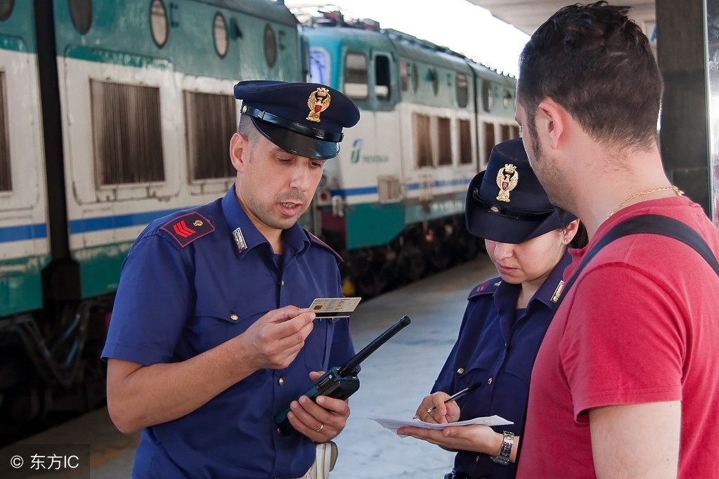 美国警察惹不起的人,美国警察拦住惹不起的人