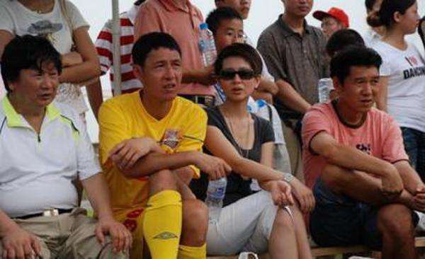 日本队世界杯旅欧人员达15人，中国球员靠戴首饰娶空姐出名？