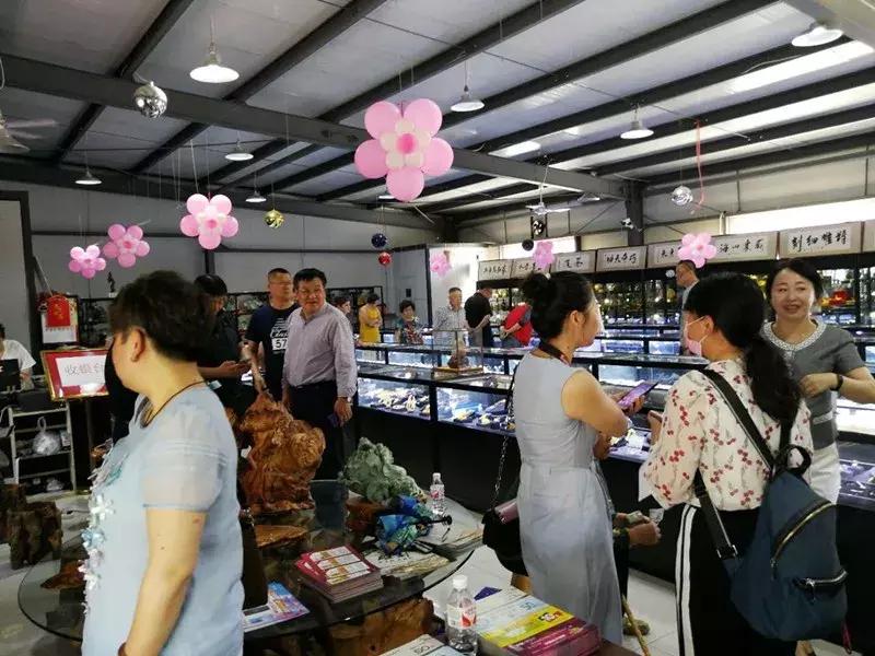 延吉俄罗斯进口商品展示中心,吉林省延吉市木雕茶台