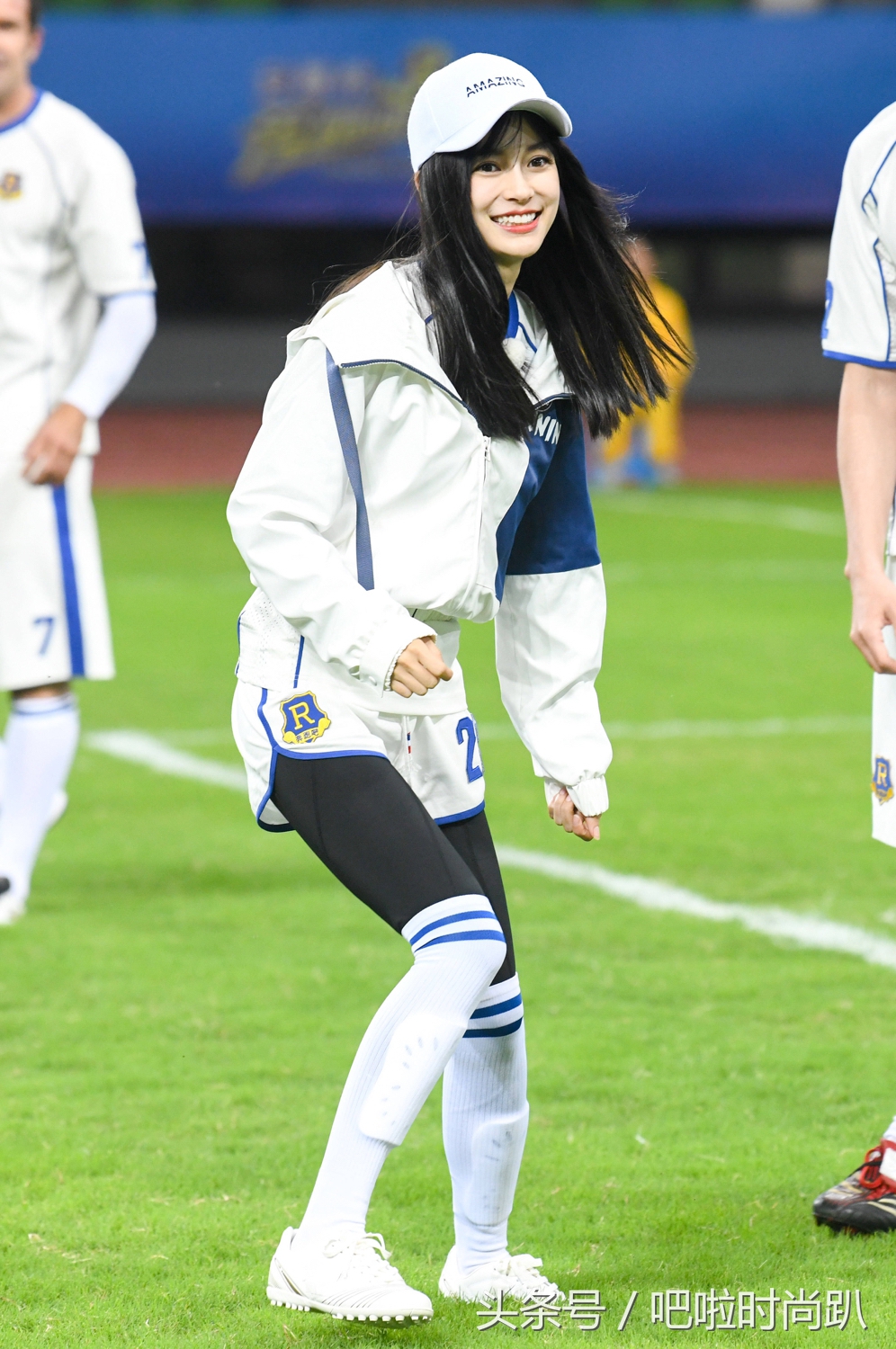 关晓彤踢足球变身美艳足球宝贝,杨幂baby穿成足球宝贝