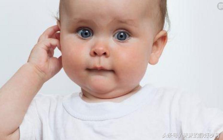 母乳期间宝宝总是抓耳朵,四个月宝宝喝奶抓耳挠腮怎么回事
