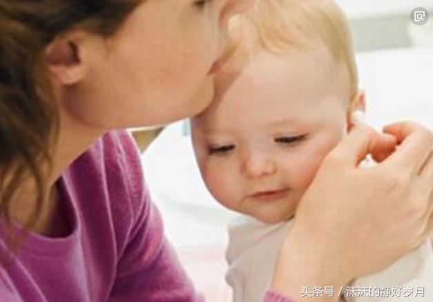 母乳期间宝宝总是抓耳朵,四个月宝宝喝奶抓耳挠腮怎么回事