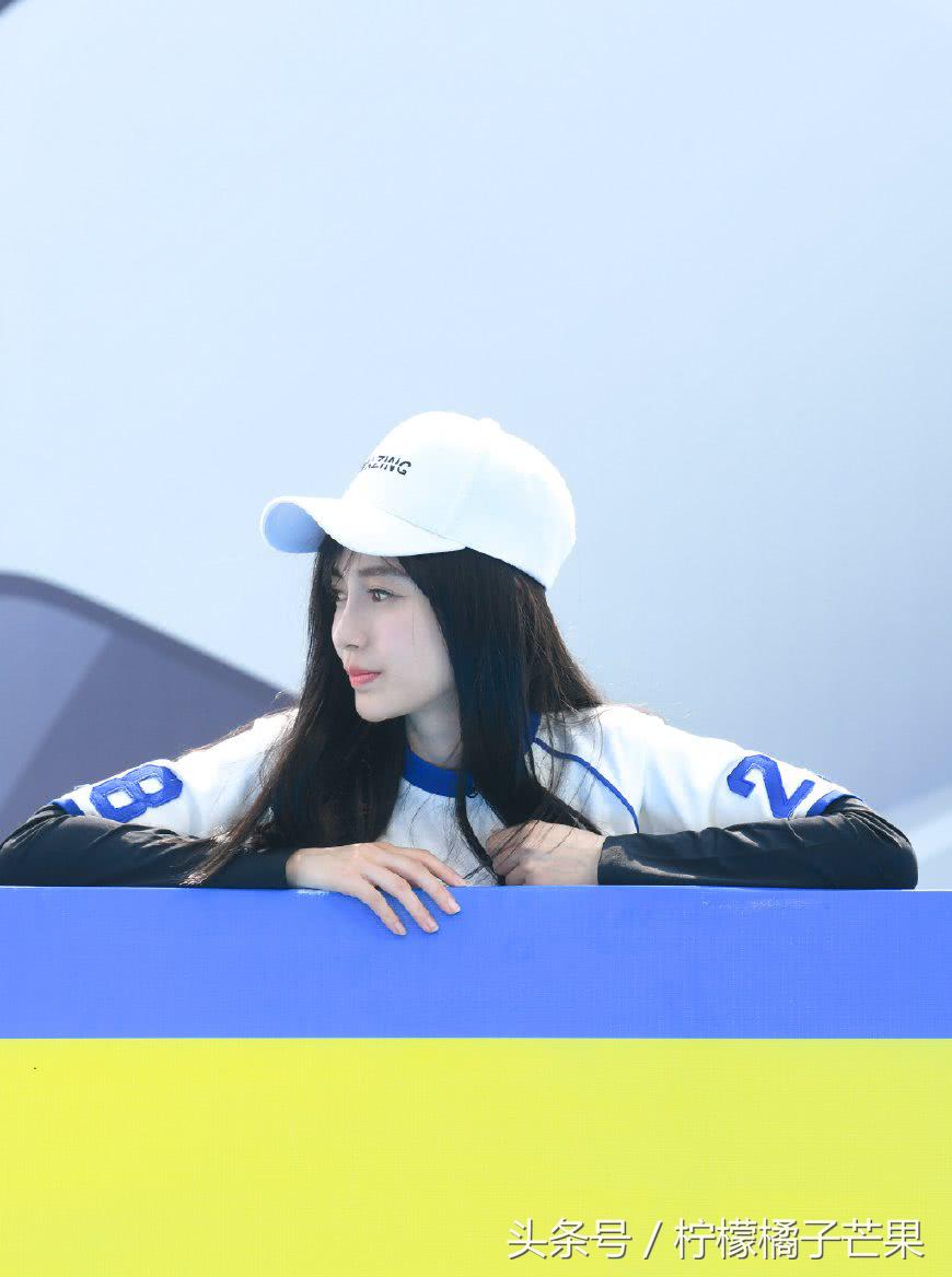 杨幂与Baby同穿足球运动套装合影，网友：没有对比就没有伤害！