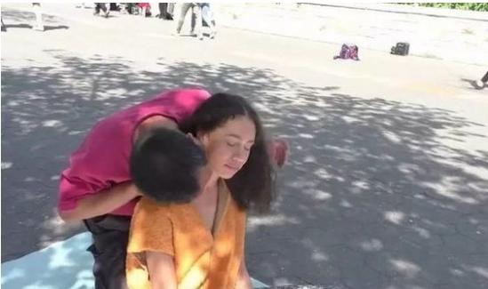 中国大叔在美国街头“免费按摩”?网友：明目张胆的X骚扰！