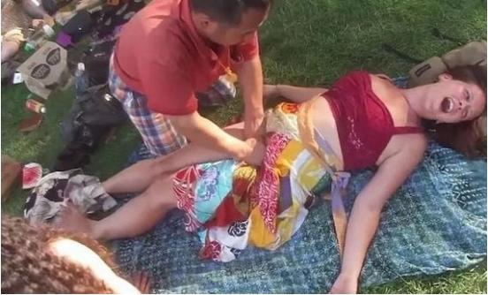 中国大叔在美国街头“免费按摩”?网友：明目张胆的X骚扰！