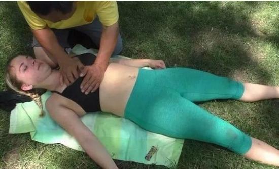 中国大叔在美国街头“免费按摩”?网友：明目张胆的X骚扰！