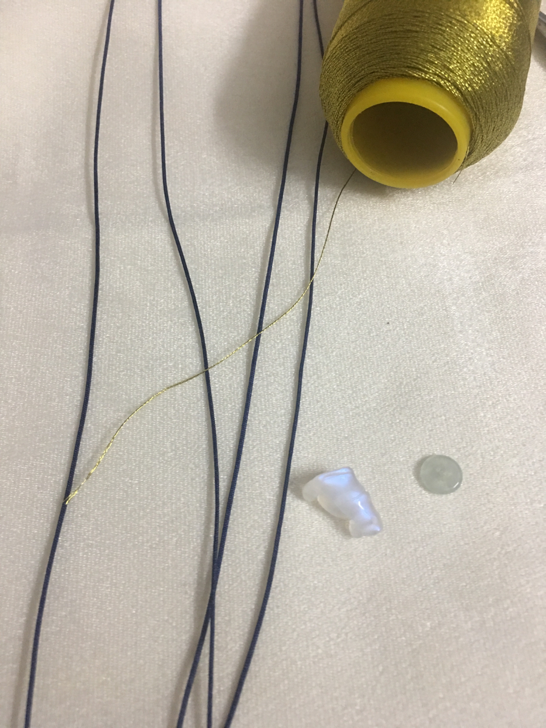 月光石坠子怎样穿绳,黄金小坠子手绳