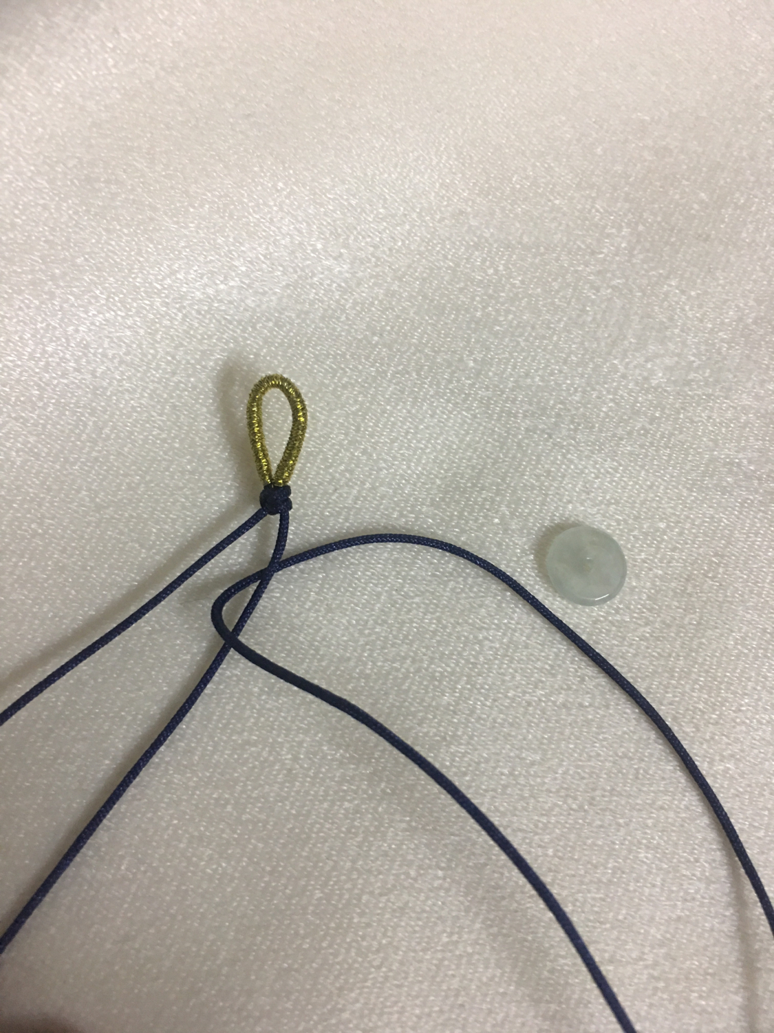 月光石坠子怎样穿绳,黄金小坠子手绳