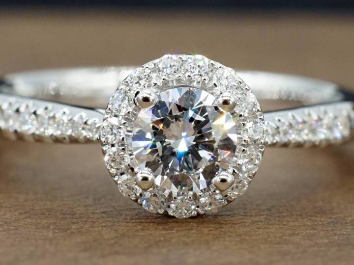 钻戒怎么挑选性价比高,买钻戒如何又好又省钱