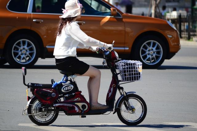 电动车电池充满电一开就掉两格电,电动车新电池满电一拧油门掉两格