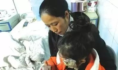 惊险瞬间男子在修手机时发生爆炸,一个小男孩玩手机爆炸搞笑视频