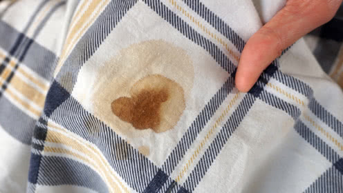 大姨妈流在床单上的血渍怎么去除,床单上沾上月经血渍怎么去除