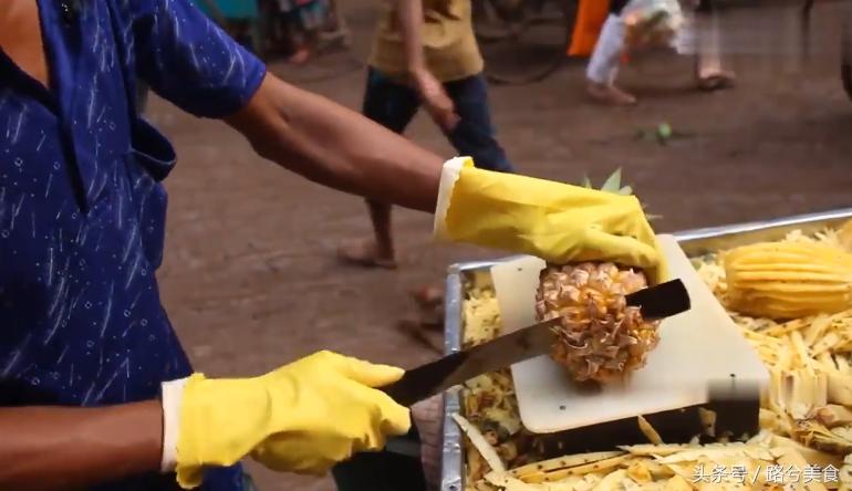 三哥这样削菠萝，跟螺旋状的削法，哪个浪费的最多？有人知道吗？